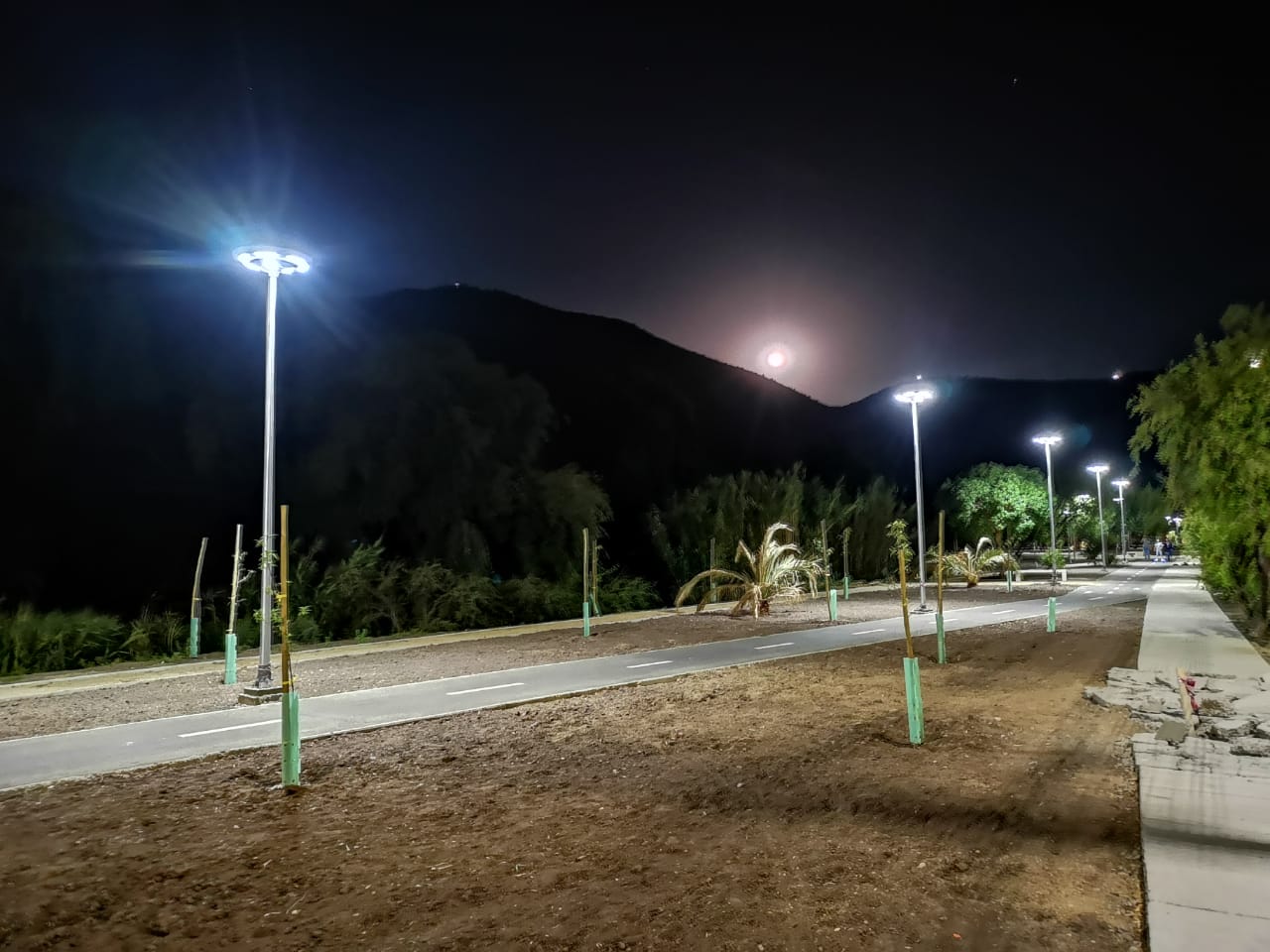 Luminarias solares integradas, Parque y ciclovías en Llay-llay
