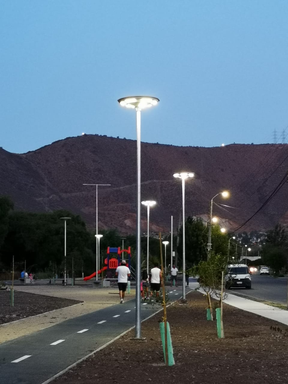 Luminarias solares integradas, Parque y ciclovías en Llay-llay