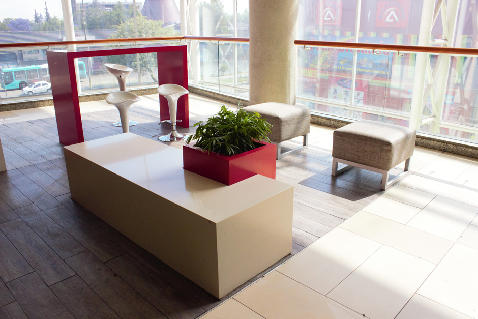 Mobiliario Jardinería Staron® en Mall Plaza Alameda