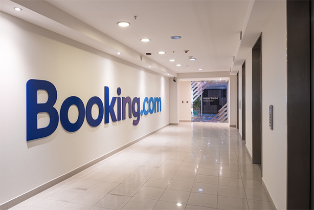 Oficinas Booking en Santiago con Luminaria LED