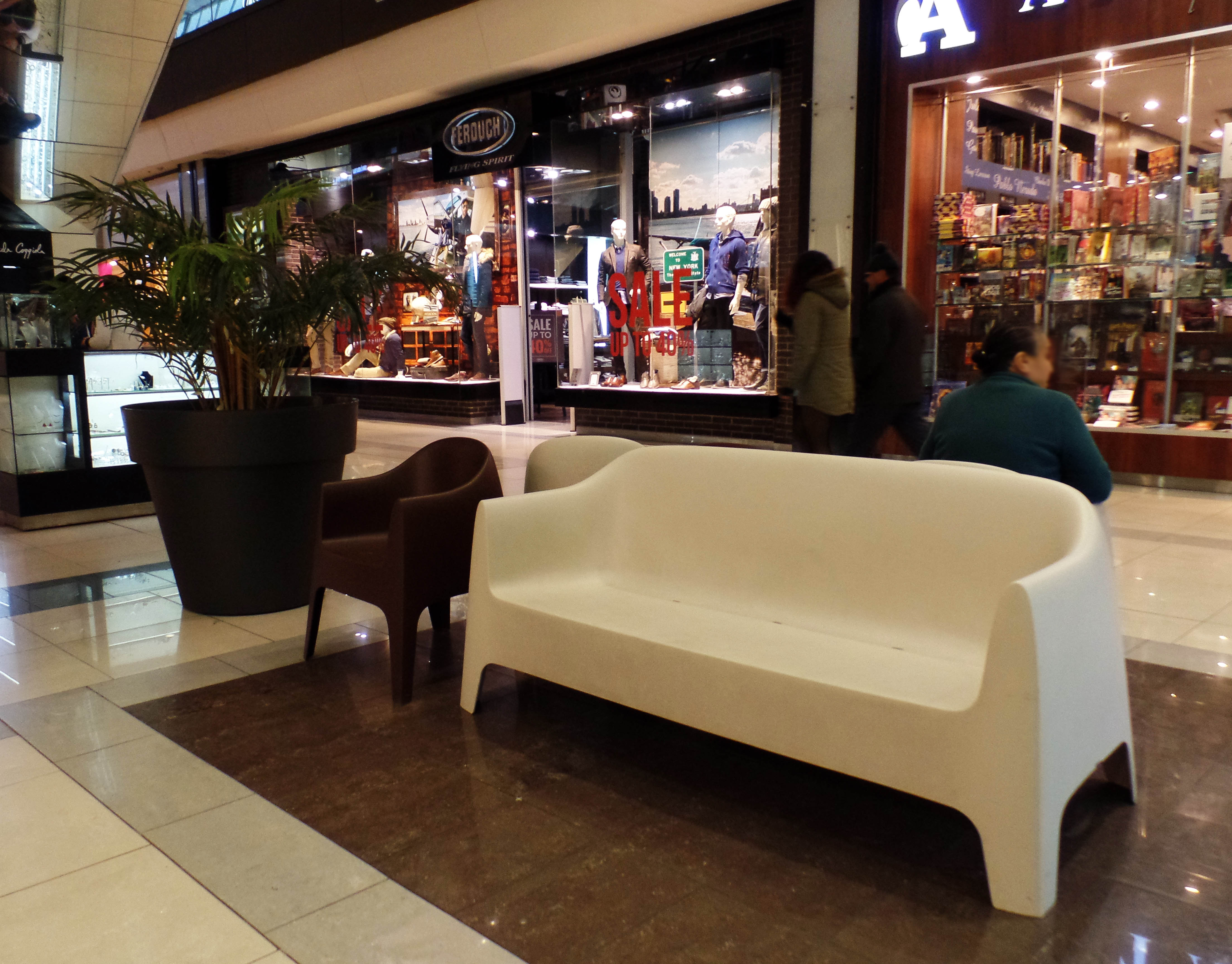 Zonas de descanso en Mall Arauco Maipu con mobiliario Brainworks