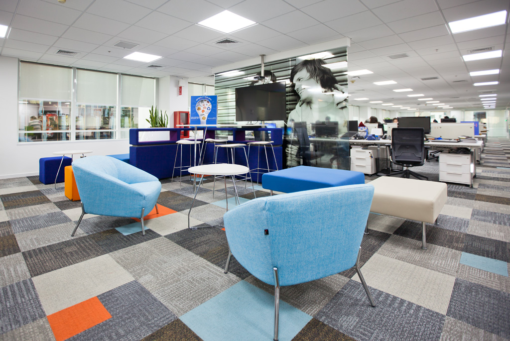 Smart Office Solutions sillas de oficina en salas flexibles para el mobiliario de oficina de Entel. Sillas y mobiliario para oficinas de Smart Office Solutions, SOS.